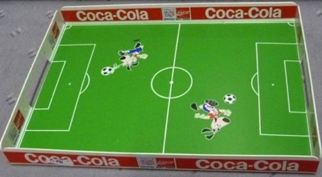 07198-1 € 6,00 coca cola dienblad voetbalveld.jpeg
